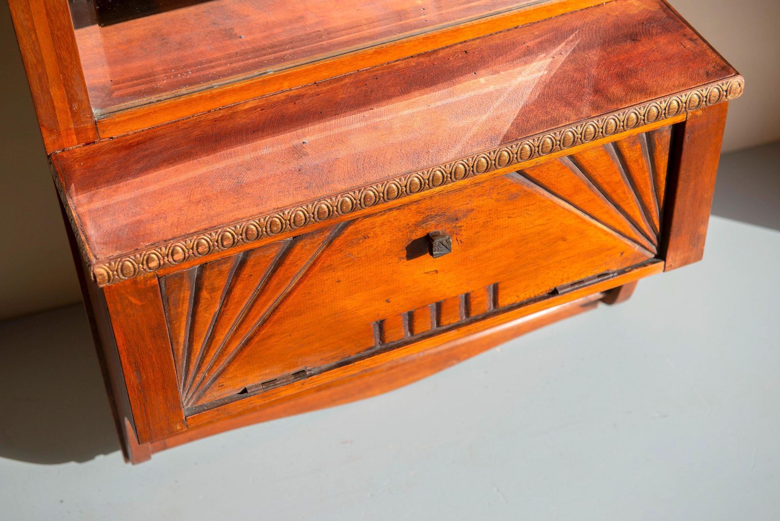 Antiek Nederlands Jugendstil Wandkastje   Geometrisch Eiken Spiegelkastje   Vroege Art Deco Invloed photo for sale