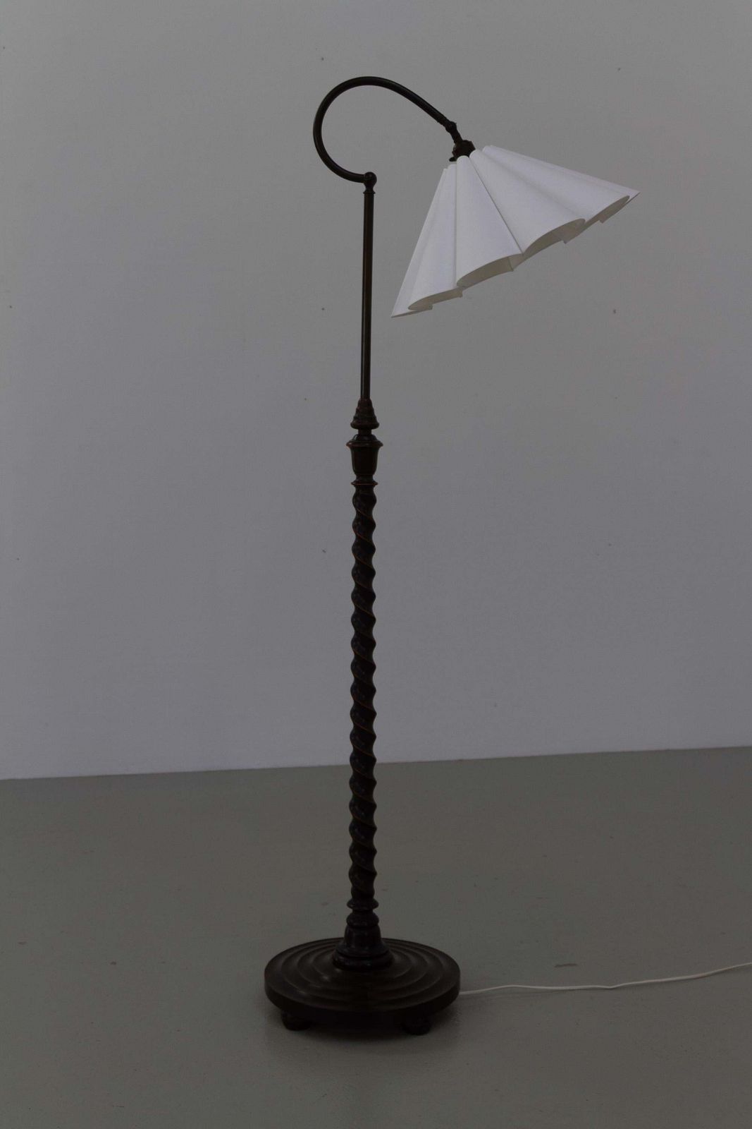 Lighting Scandinavian Art Deco Floor Lamp In Brass And Turned Oak, 1920s. photo