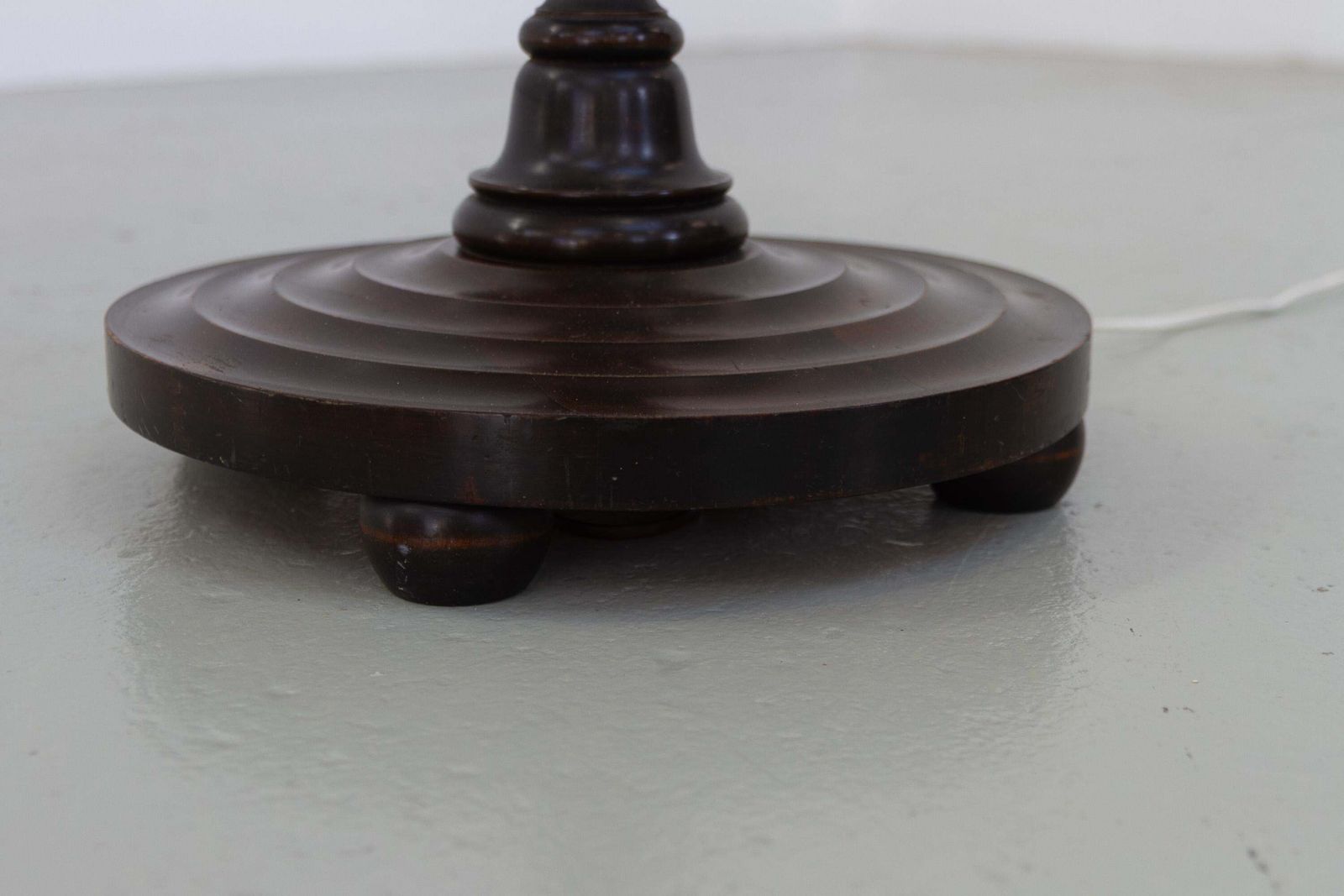 photo vinterior Scandinavian Art Deco Floor Lamp In Brass And Turned Oak, 1920s.
