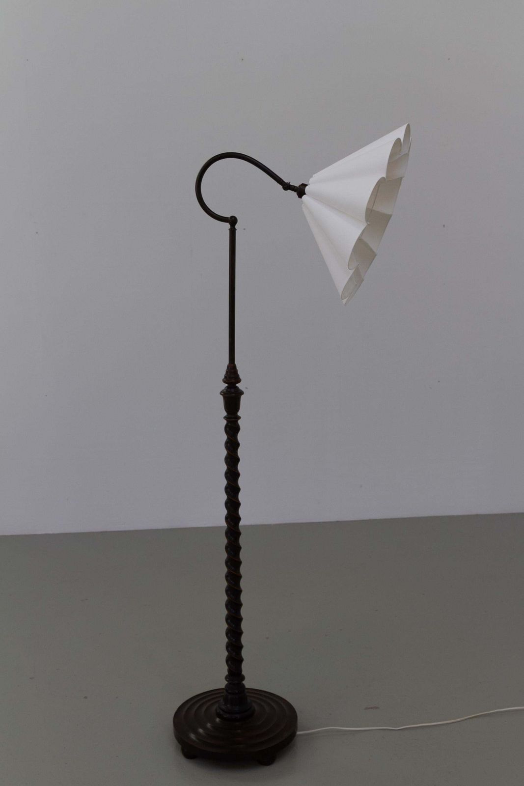 photo vintage Scandinavian Art Deco Floor Lamp In Brass And Turned Oak, 1920s.