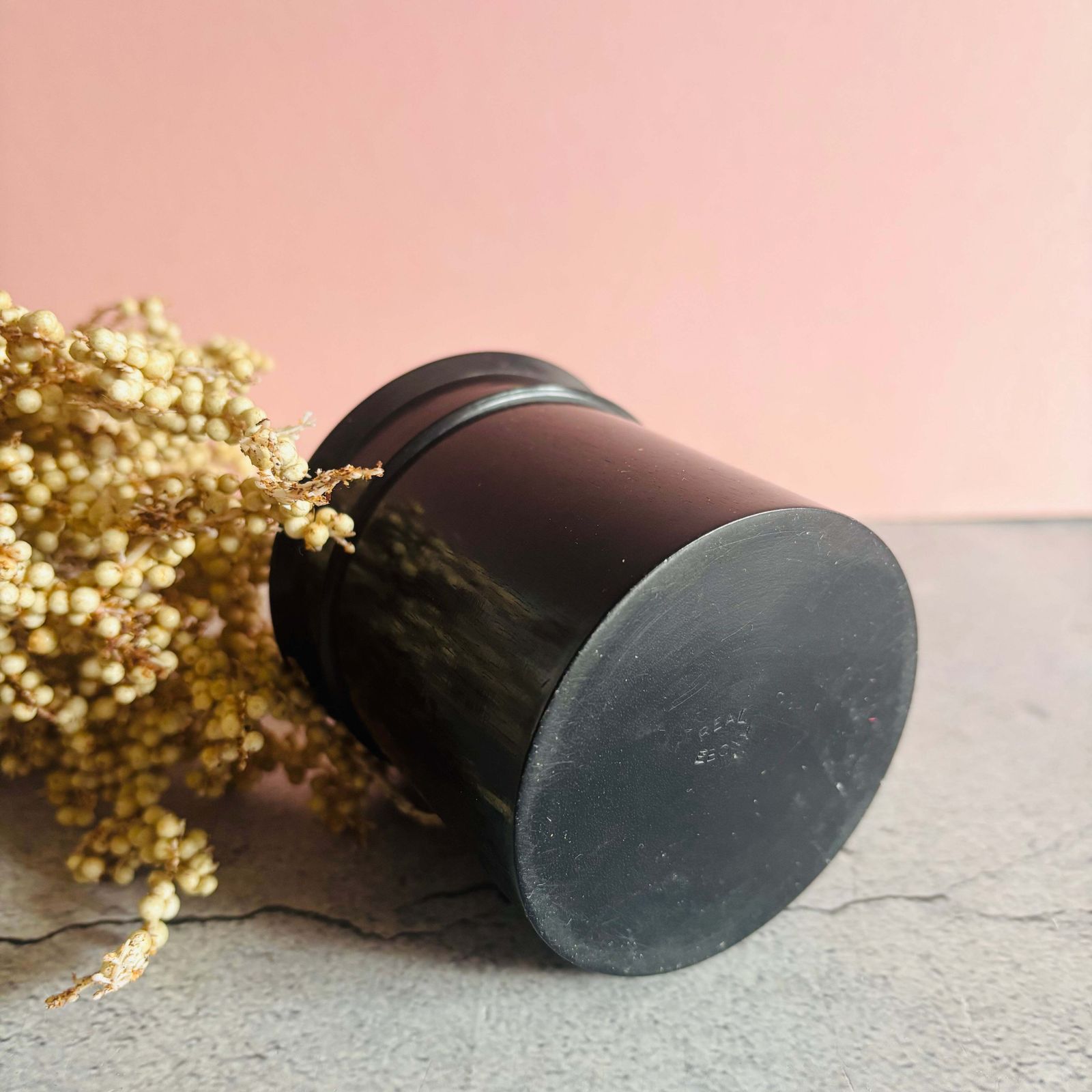 photo vinterior Antiek ebbenhouten poederpot met zwanendons poederkwast