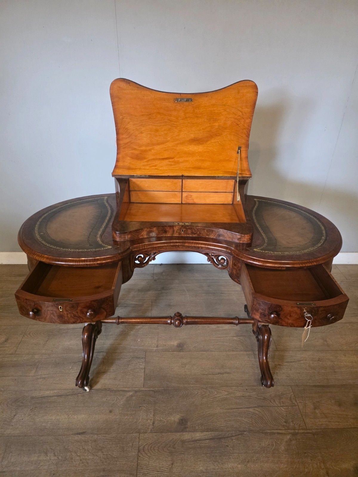 photo vinterior Antique Victorian Burr Walnut Writing Desk 1870s