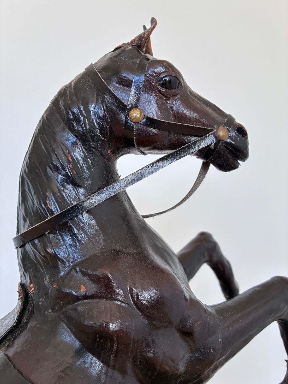 Vintage handgemaakt lederen paardenbeeldje met messing details photo vinterior