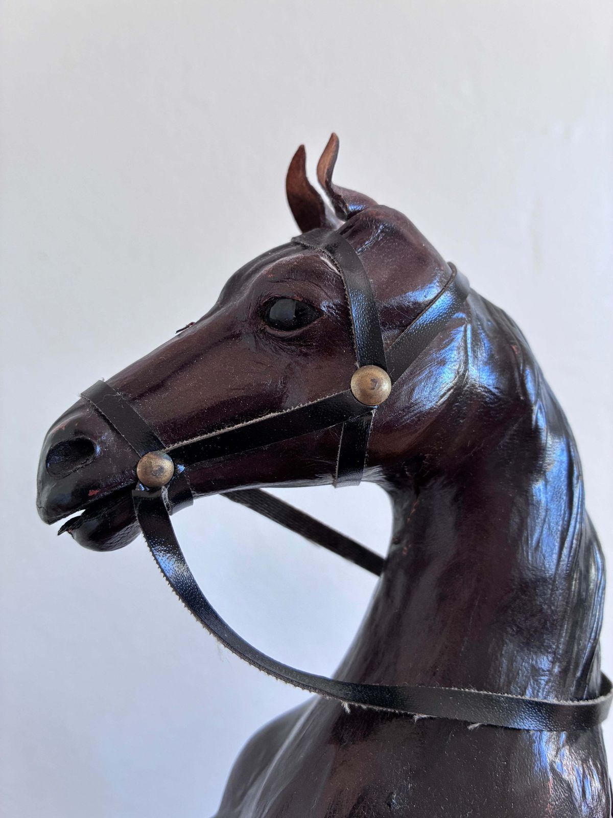 photo vinterior Vintage Handcrafted Leather Horse Statue With Brass Appointments