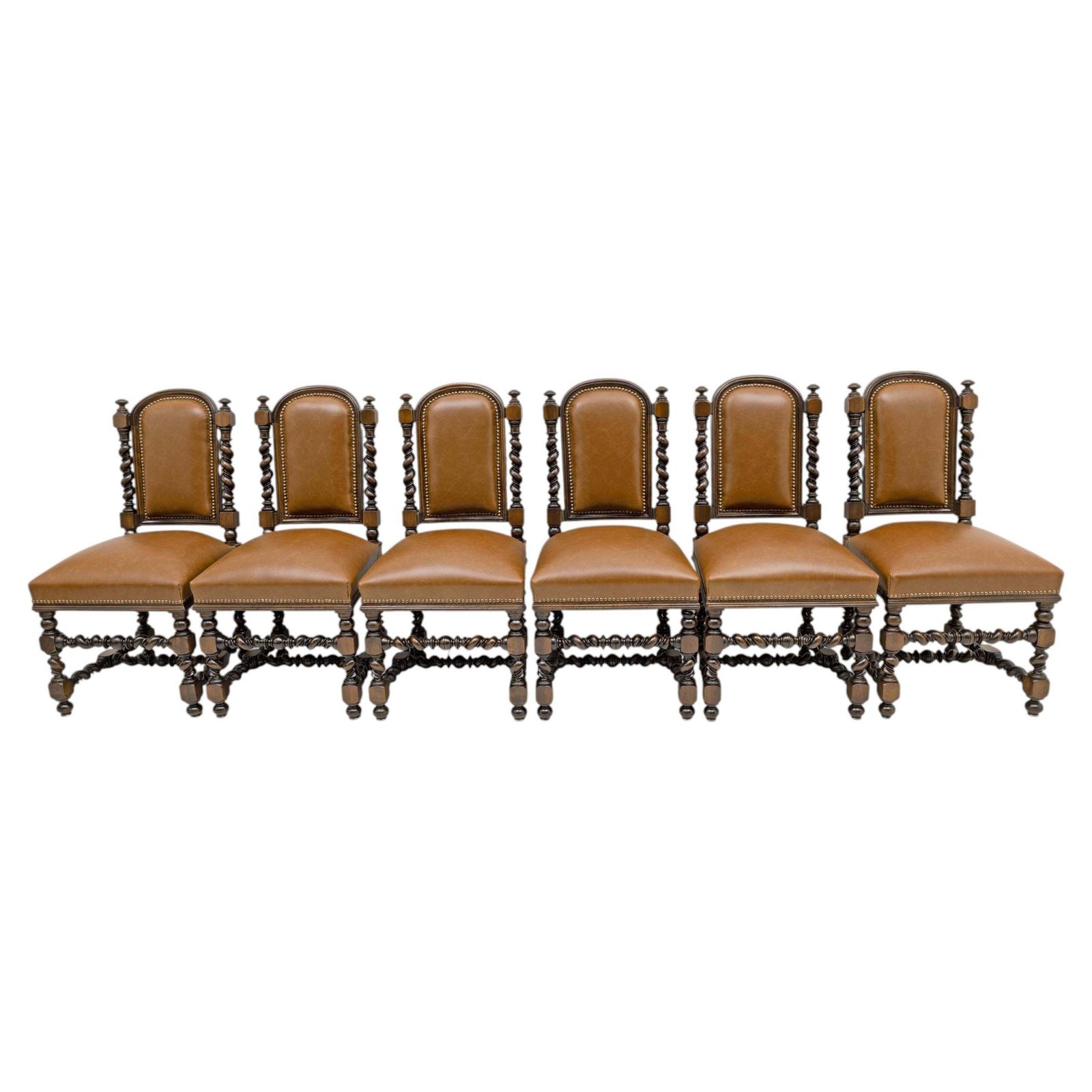 Zes Italiaanse neo-renaissance eetkamerstoelen in walnoot en echt leer.