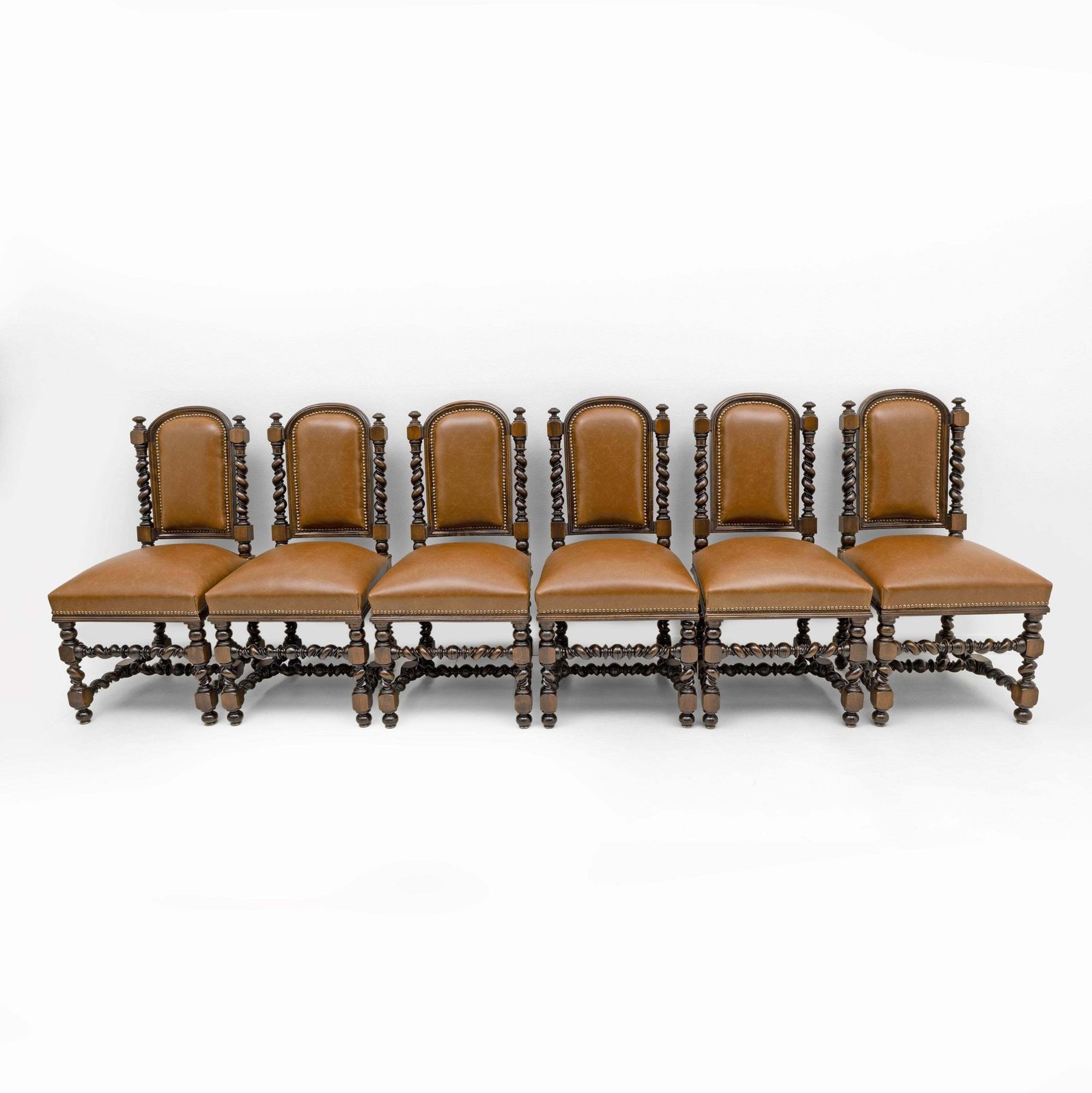 Zes Italiaanse neo-renaissance eetkamerstoelen in walnoot en echt leer. photo furniture