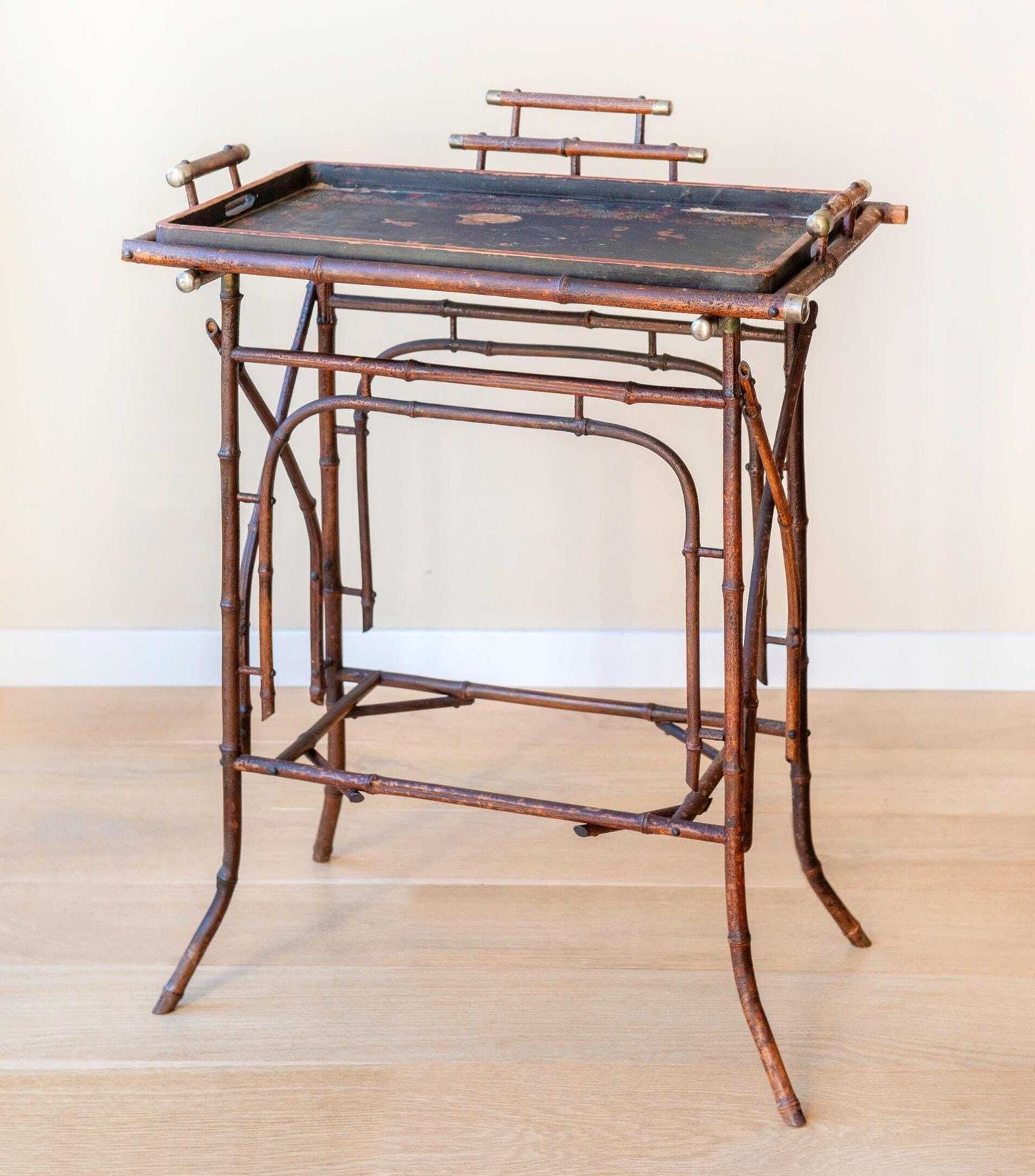 Table d'appoint japonaise d'époque en bambou   Plateau de service laqué noir   Table à thé victorienne   Porte-plante, XIXe siècle