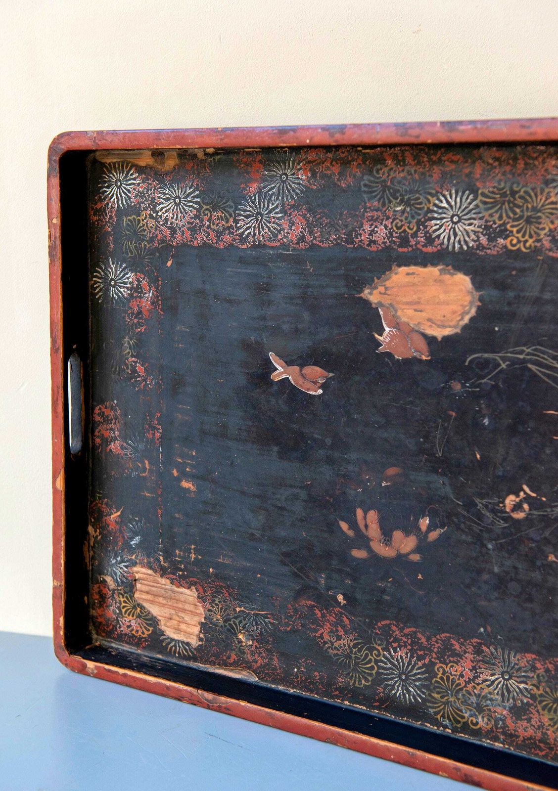 photo for sale Table d'appoint japonaise d'époque en bambou   Plateau de service laqué noir   Table à thé victorienne   Porte-plante, XIXe siècle