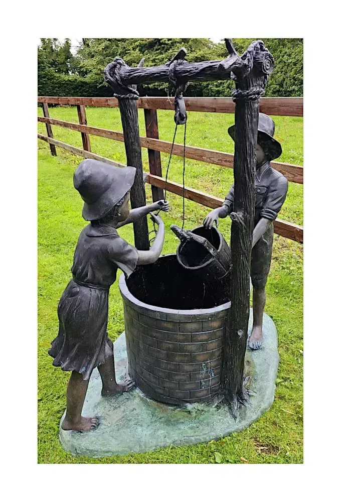 Zeer fraai bronzen figuratief tuinbeeldhouwwerk uit de 20e eeuw met kinderen bij een waterput photo for sale