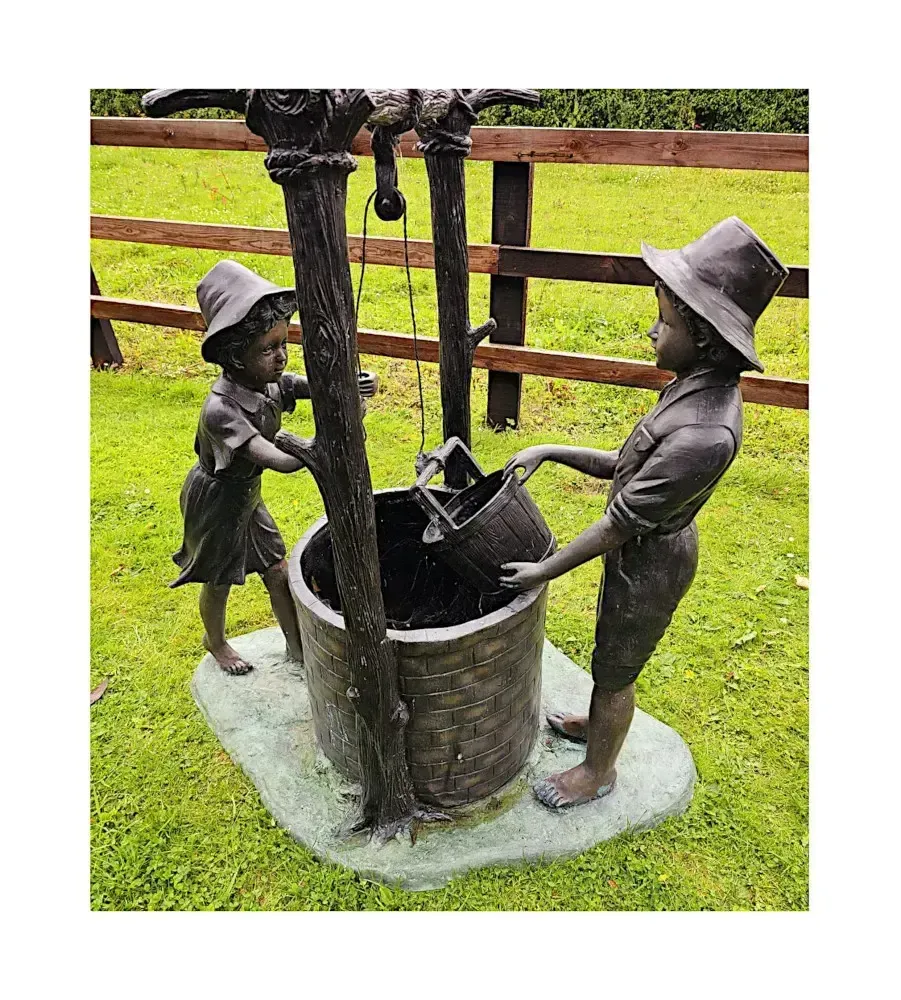 Zeer fraai bronzen figuratief tuinbeeldhouwwerk uit de 20e eeuw met kinderen bij een waterput photo Tuindecoratie