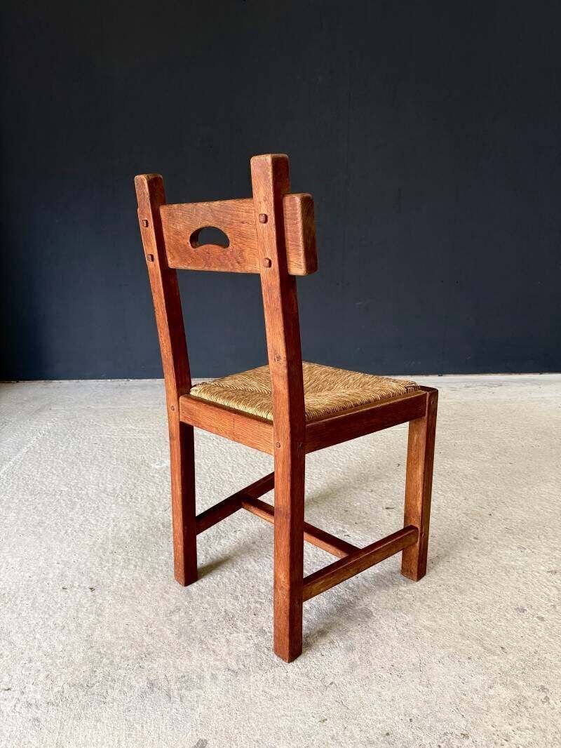 photo vinterior Brutalistisch rustiek design – set eiken eetkamerstoelen met rieten zitting, België, ca. jaren 1960