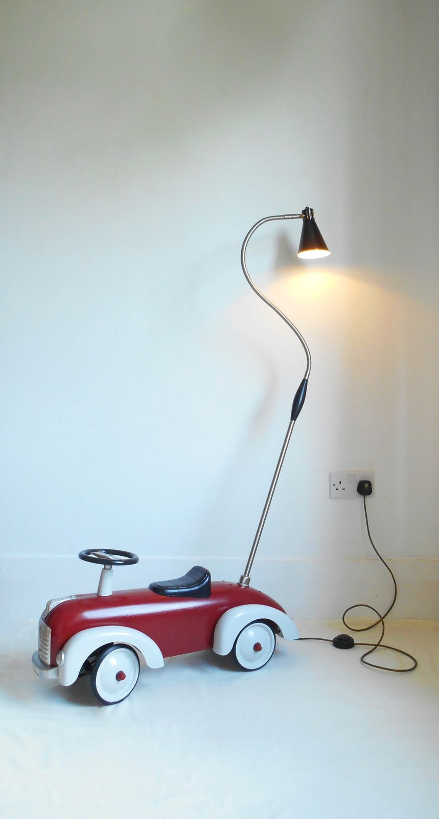 Vintage Rijdend Speelgoedauto Verstelbare Vloerlamp photo vinterior