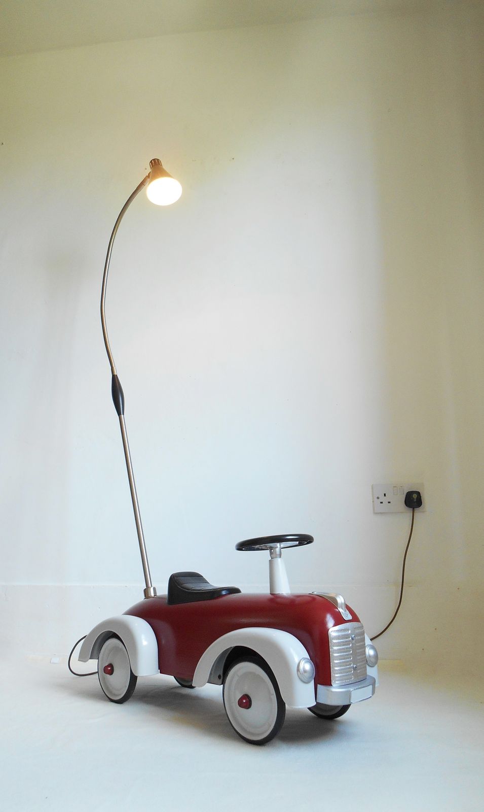photo buy Vintage Rijdend Speelgoedauto Verstelbare Vloerlamp