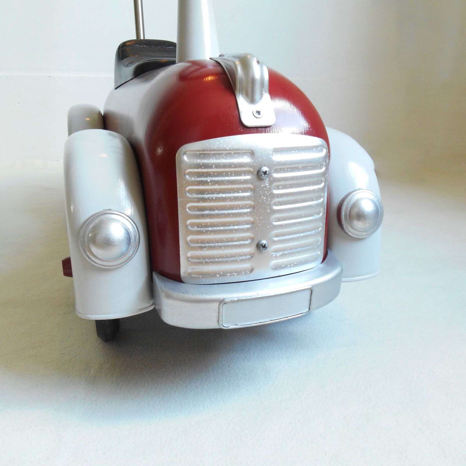 photo vintage Vintage Rijdend Speelgoedauto Verstelbare Vloerlamp