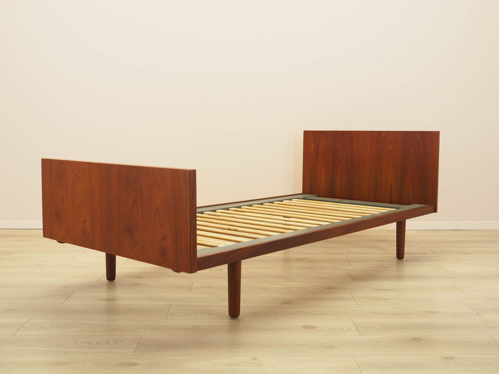 Teakhouten bed, Deens design, ca. jaren 1960 – Ontwerper: Hans J. Wegner, fabrikant: Getama photo furniture