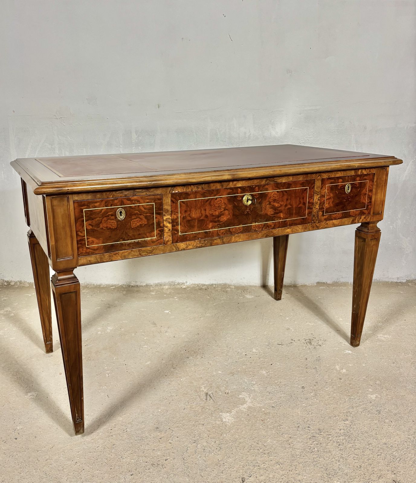 Franse schrijftafel in Louis XVI-stijl, walnoot met lederen blad, begin 20e eeuw photo furniture