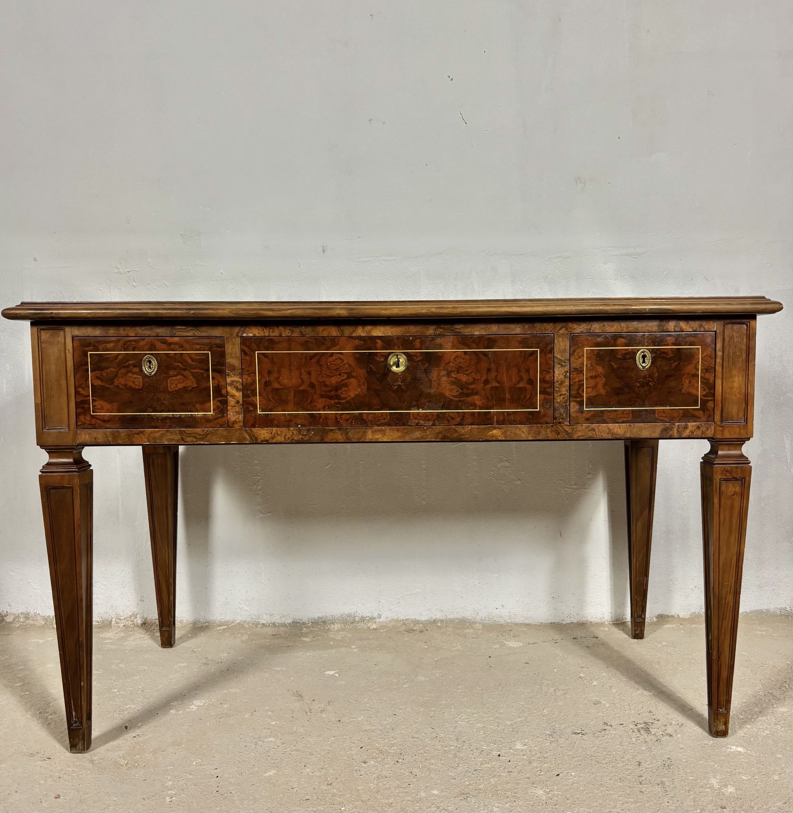 Franse schrijftafel in Louis XVI-stijl, walnoot met lederen blad, begin 20e eeuw photo for sale