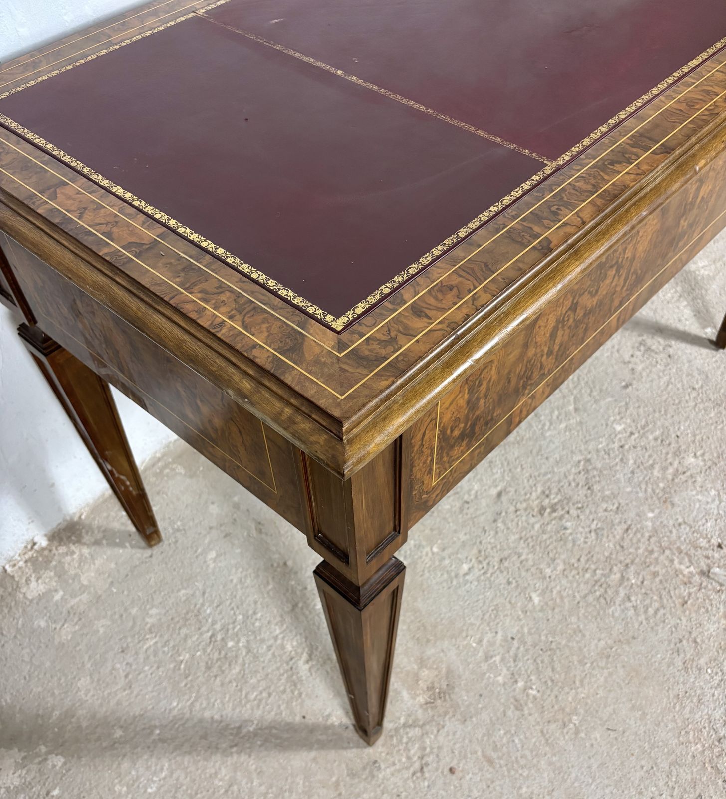 Franse schrijftafel in Louis XVI-stijl, walnoot met lederen blad, begin 20e eeuw photo vintage