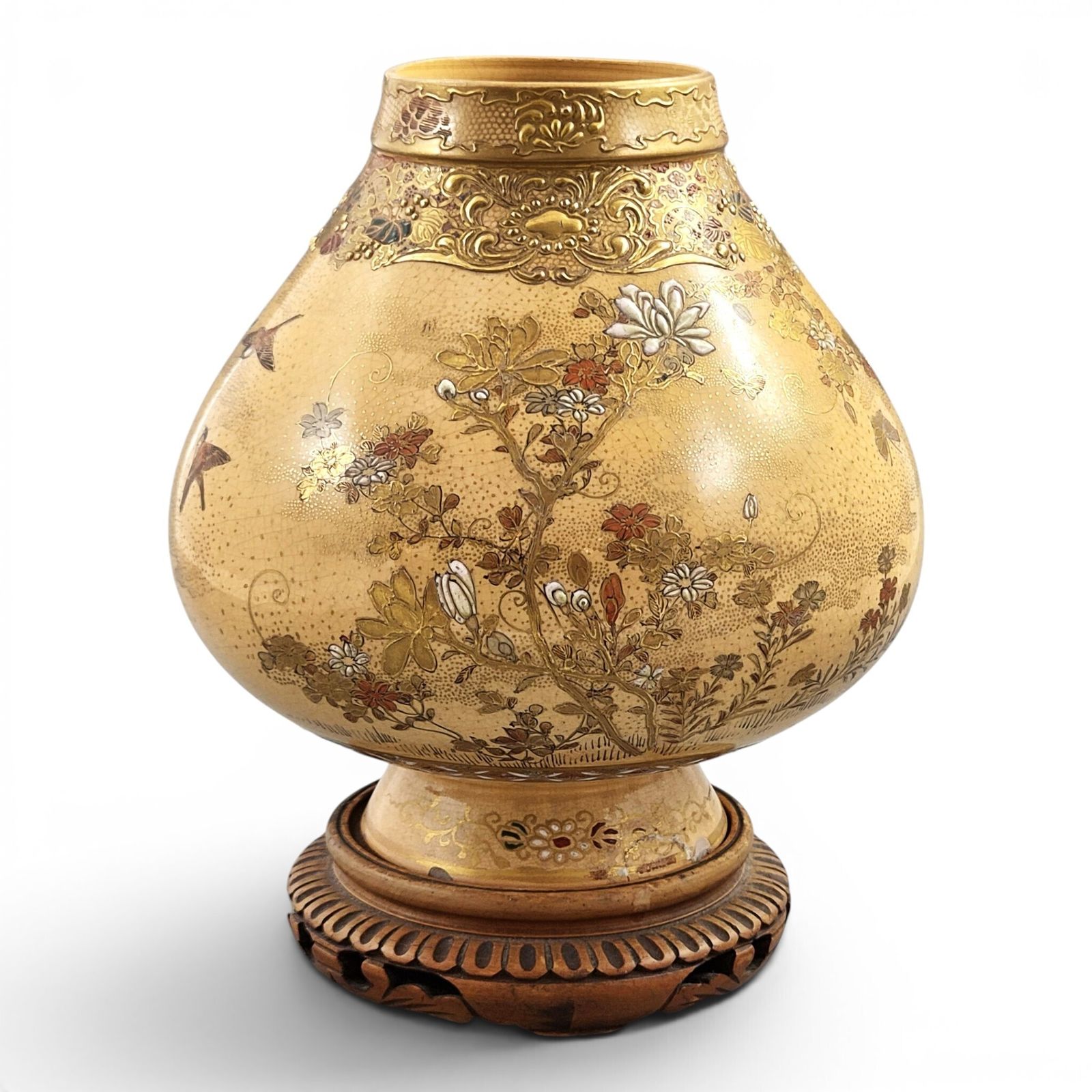 Uitzonderlijke Kyoto Satsuma-vaas uit de Meiji-periode, Kinkōzan Workshop, met standaard