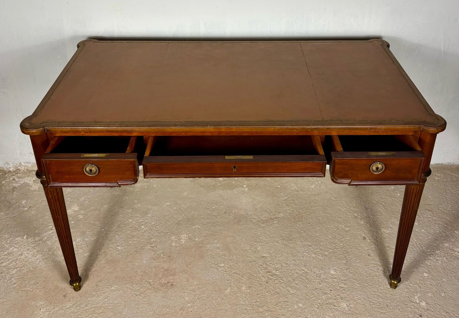 Elegant schrijfbureau, begin 20e eeuw, met messing details en drie lades photo for sale