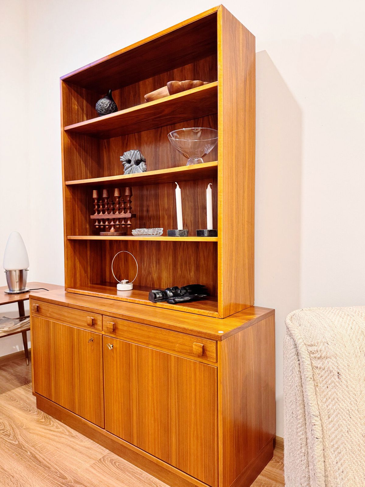 Gerestaureerde teakhouten kast/dressoir photo furniture