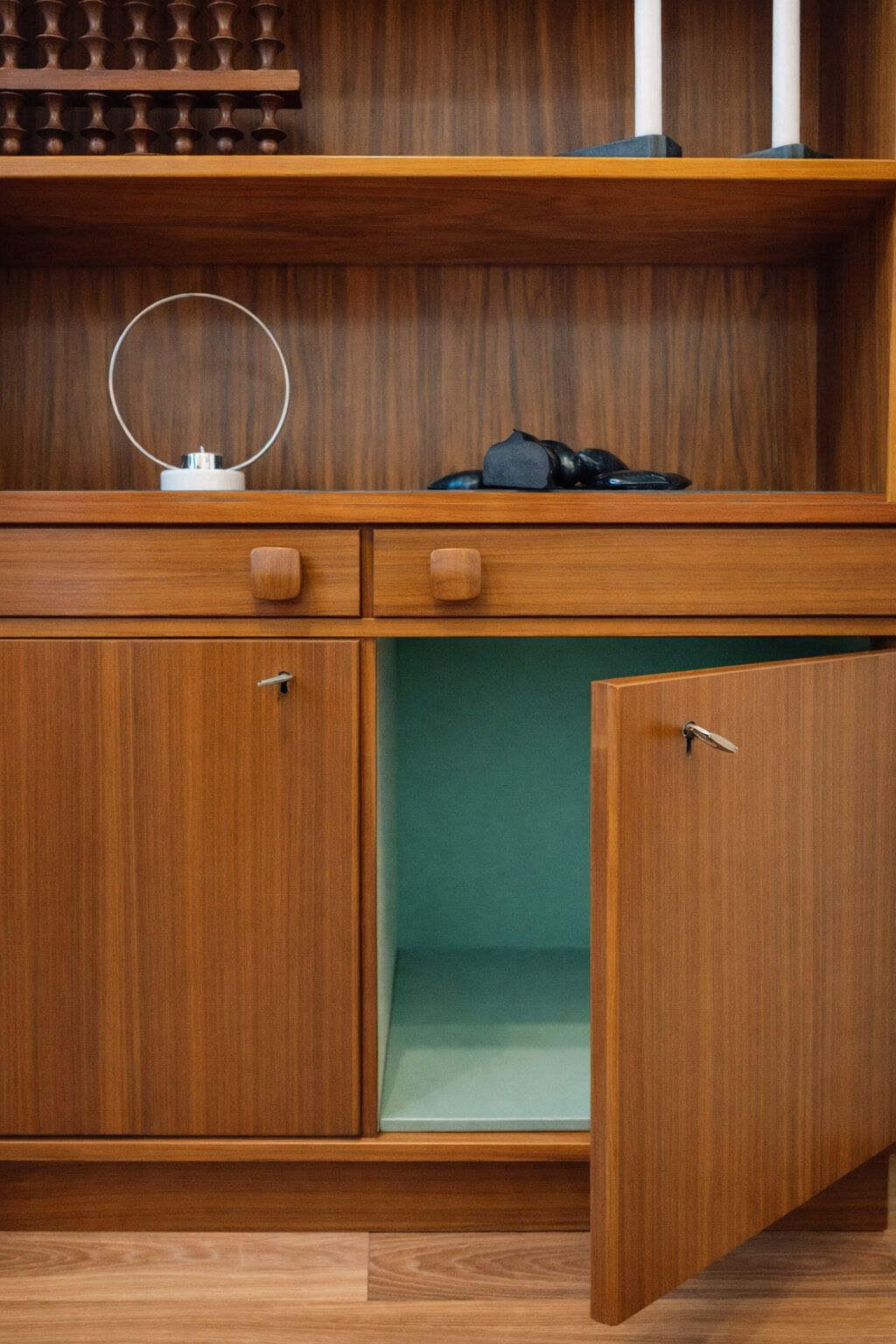 Gerestaureerde teakhouten kast/dressoir photo Meubels