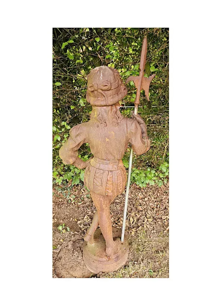 Uitzonderlijk groot paar gietijzeren figuratieve tuinsculpturen van Zwitserse gardisten, 20e eeuw photo vintage