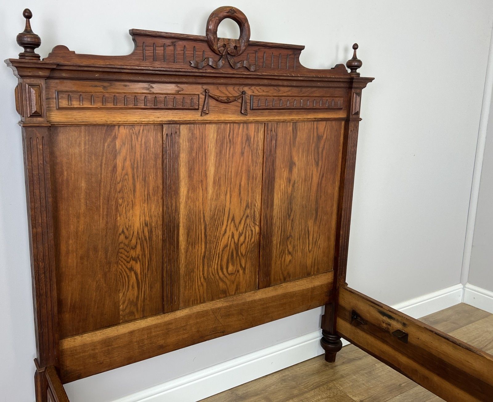 photo vinterior Bed Antique French Style Oak Double Bed Frame Carved Headboard Lot 6094