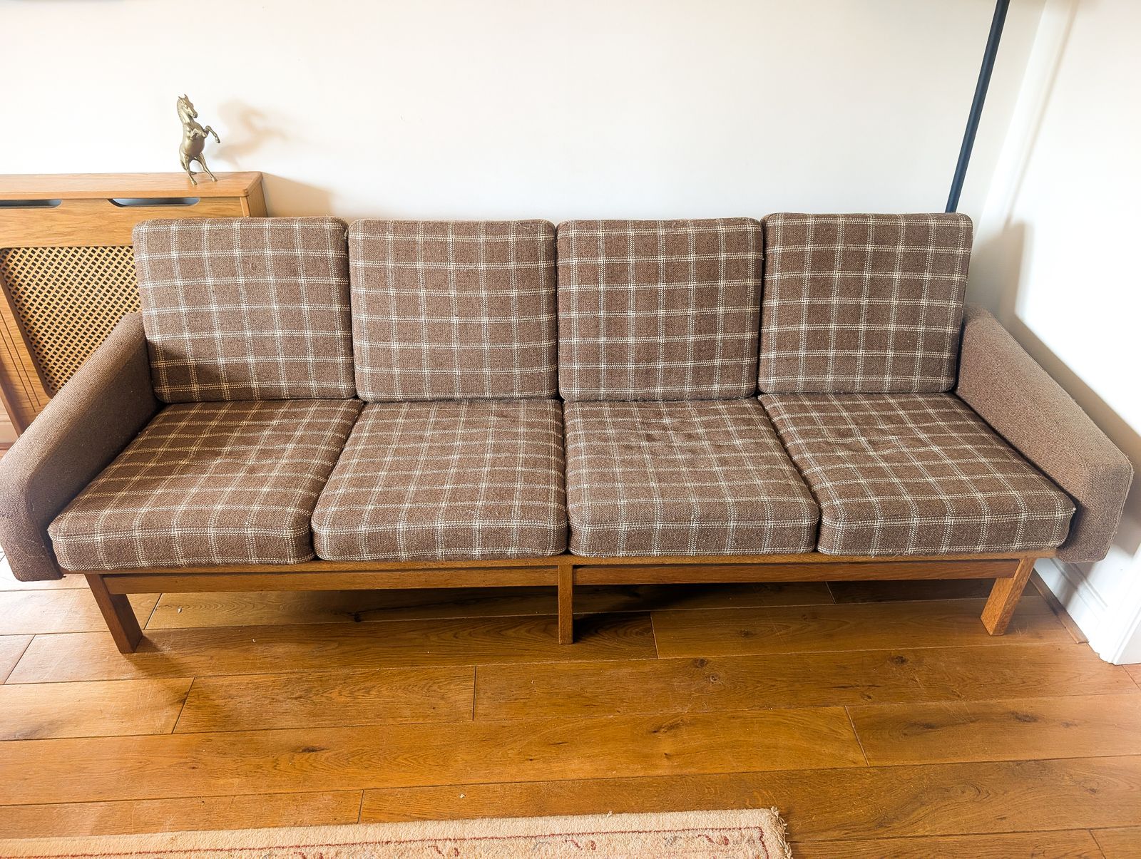 photo vintage Rare Mid Century 1960s Vintage Danish 4 Seater Retro Sofa In The Style Of Hans J. Wegner With Original Wool And Sprung Cushions