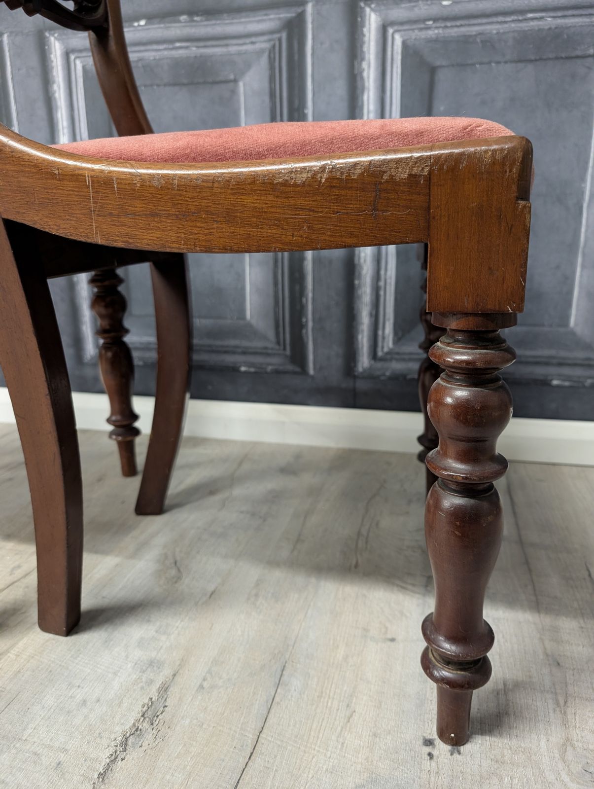 photo vinterior Pair Of Victorian Balloon Back Mahogany Dining Chairs With Carved Splat & Pink Upholstery, C.1870