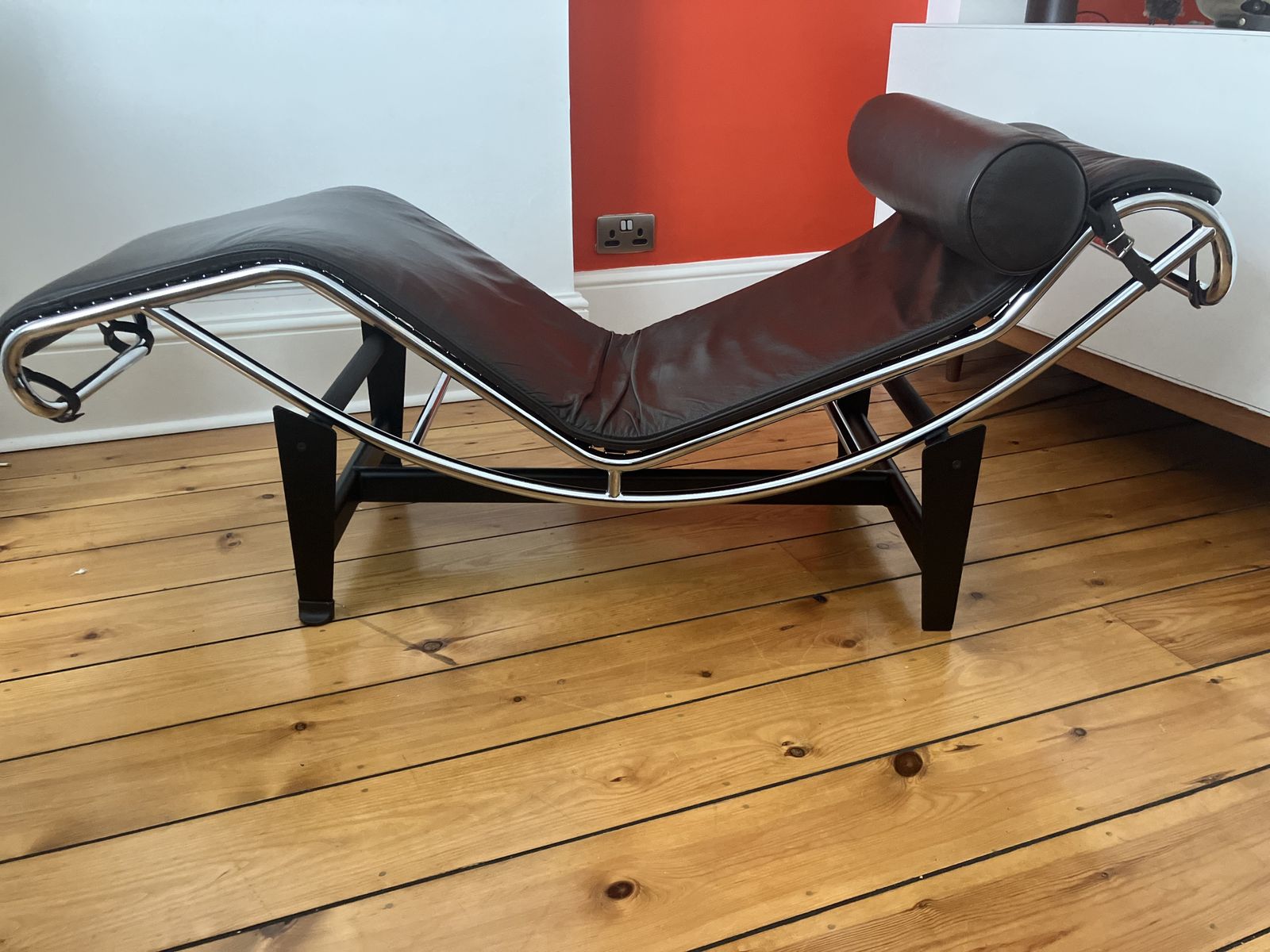 Le Corbusier Lc4 Chaise Longue Replica In Dark Brown Leather. photo vintage
