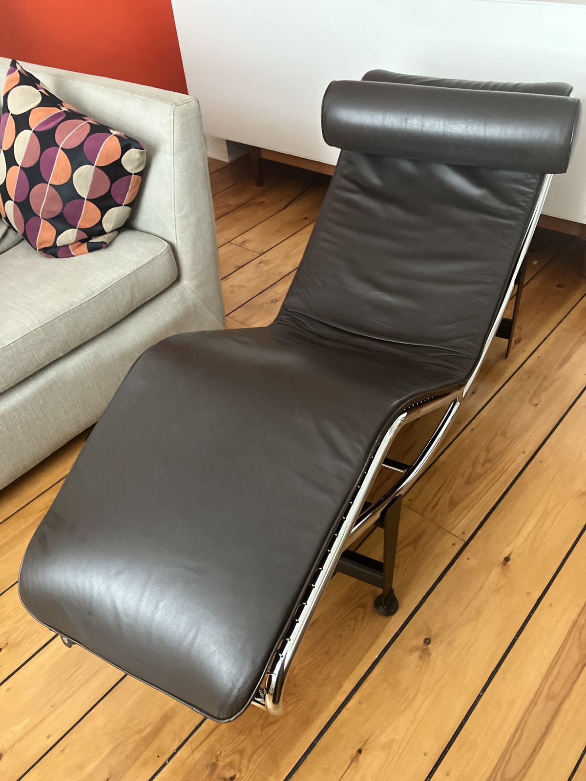 photo furniture Le Corbusier Lc4 Chaise Longue Replica In Dark Brown Leather.