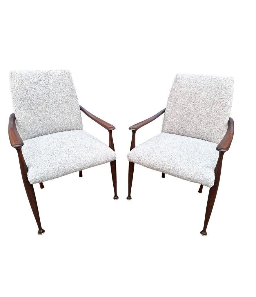 photo vinterior A Pair Of Italian 1950s Wallnut Chairs By Cassina Newly Upholstered In Light Grey Boucle