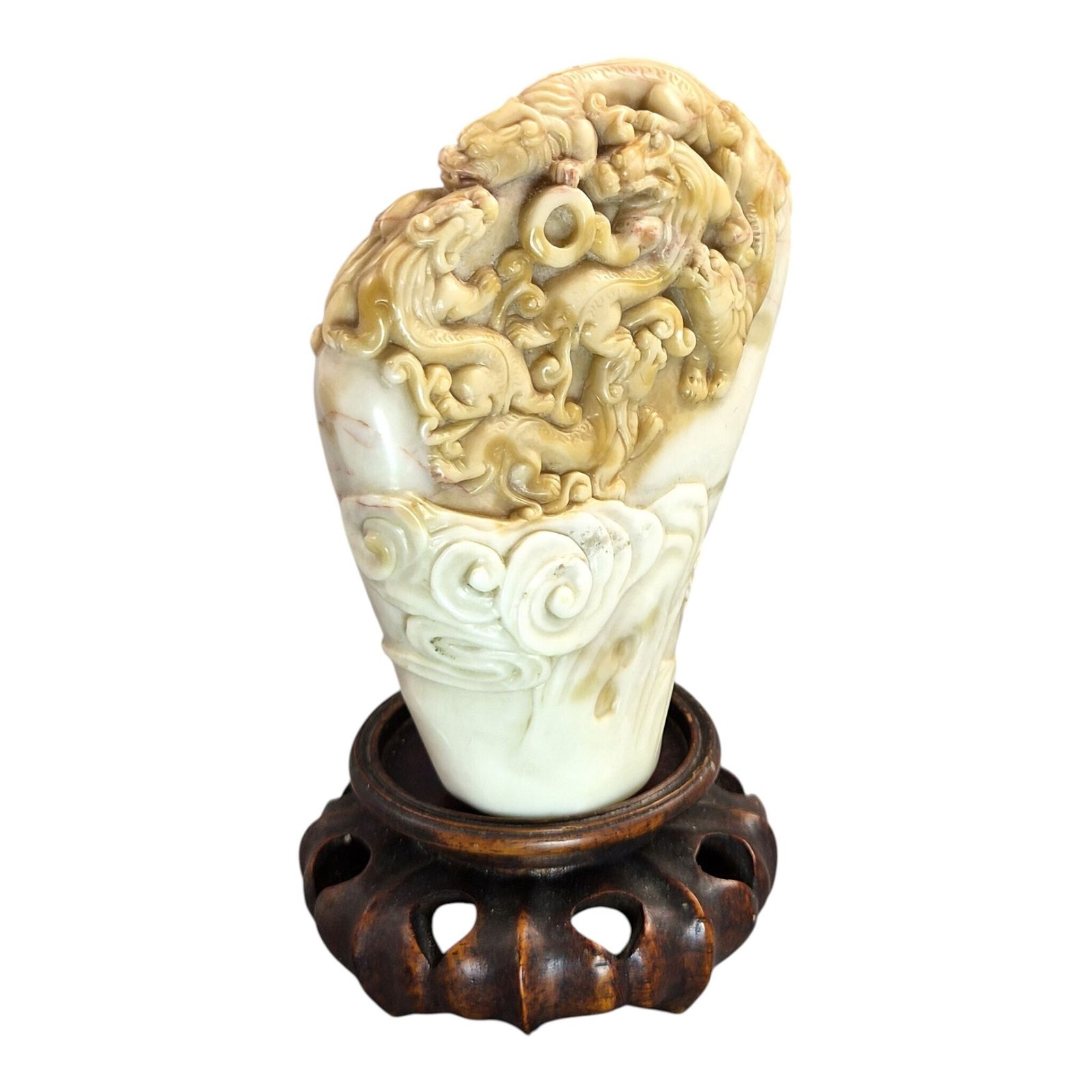photo for sale Chinese Shoushan-steen drakensculptuur op houten standaard, eind 19e / begin 20e eeuw