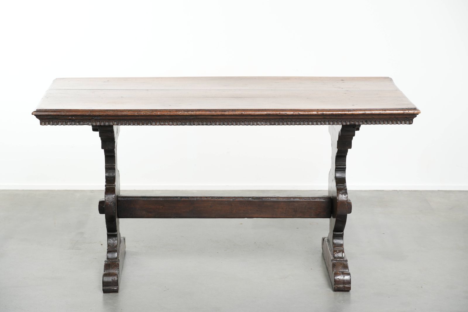 Mooie, unieke, karaktervolle en authentieke Italiaanse eettafel uit de 16e eeuw, vervaardigd van walnotenhout. photo furniture