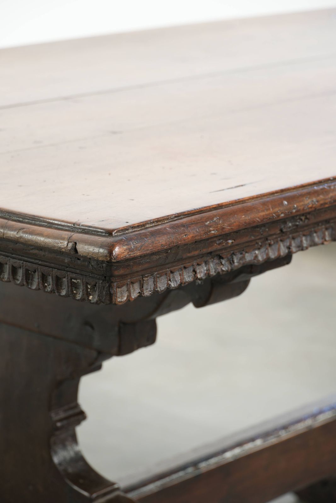 photo furniture Mooie, unieke, karaktervolle en authentieke Italiaanse eettafel uit de 16e eeuw, vervaardigd van walnotenhout.