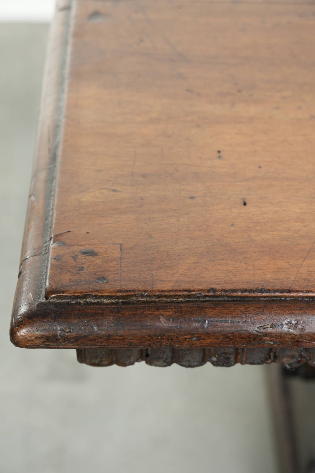 photo for sale Mooie, unieke, karaktervolle en authentieke Italiaanse eettafel uit de 16e eeuw, vervaardigd van walnotenhout.
