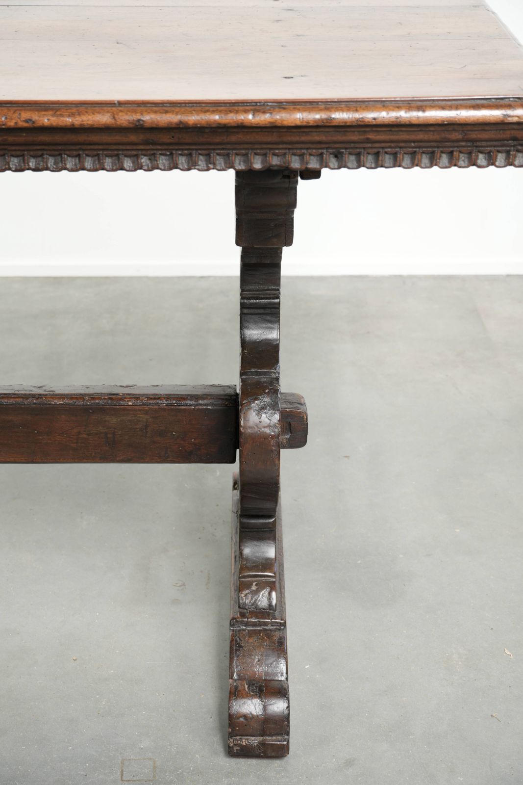 Meubels Mooie, unieke, karaktervolle en authentieke Italiaanse eettafel uit de 16e eeuw, vervaardigd van walnotenhout. photo