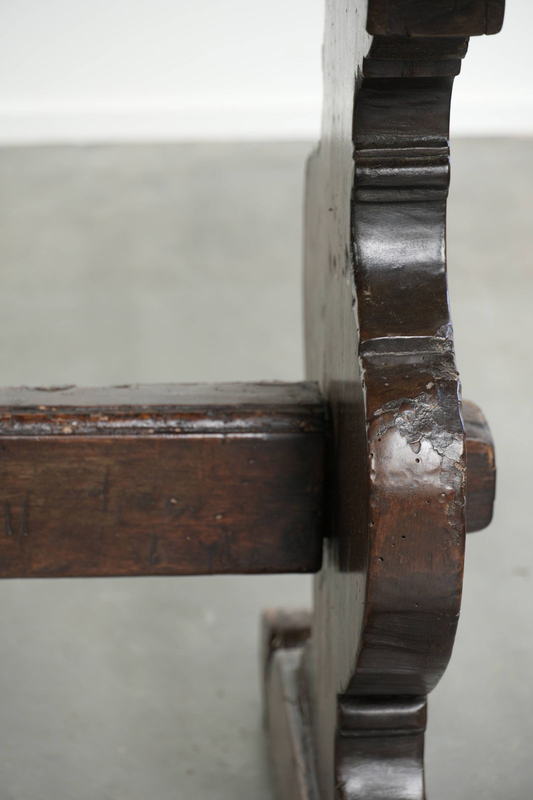 3120.0 Mooie, unieke, karaktervolle en authentieke Italiaanse eettafel uit de 16e eeuw, vervaardigd van walnotenhout. photo