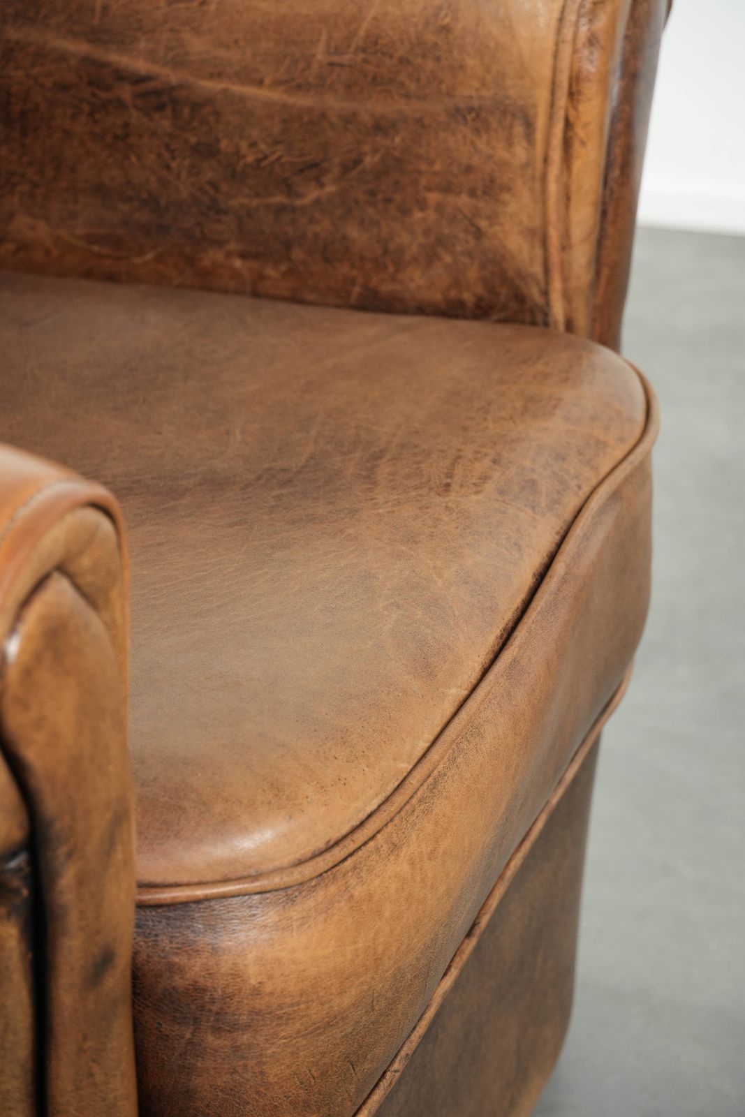 photo vinterior Beautifully Designed And Comfortable Sheepskin Armchair With A Timeless Look And A Finish With Matching Piping.