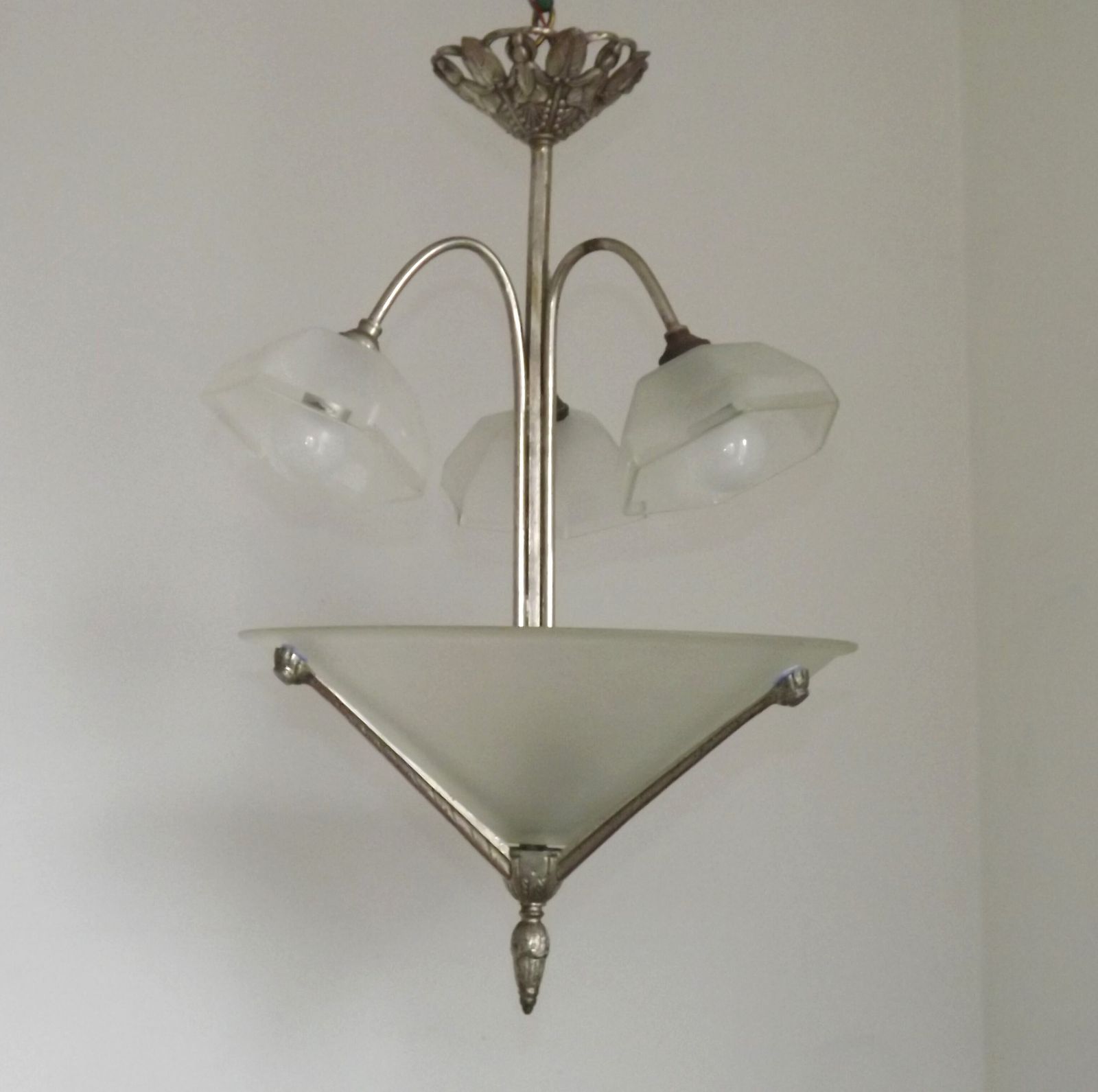 Franse art deco hanglamp met 3 lichtpunten – zilverkleurig metaal met grote kegelvormige kap en 3 zeshoekige glazen kappen photo 325.0