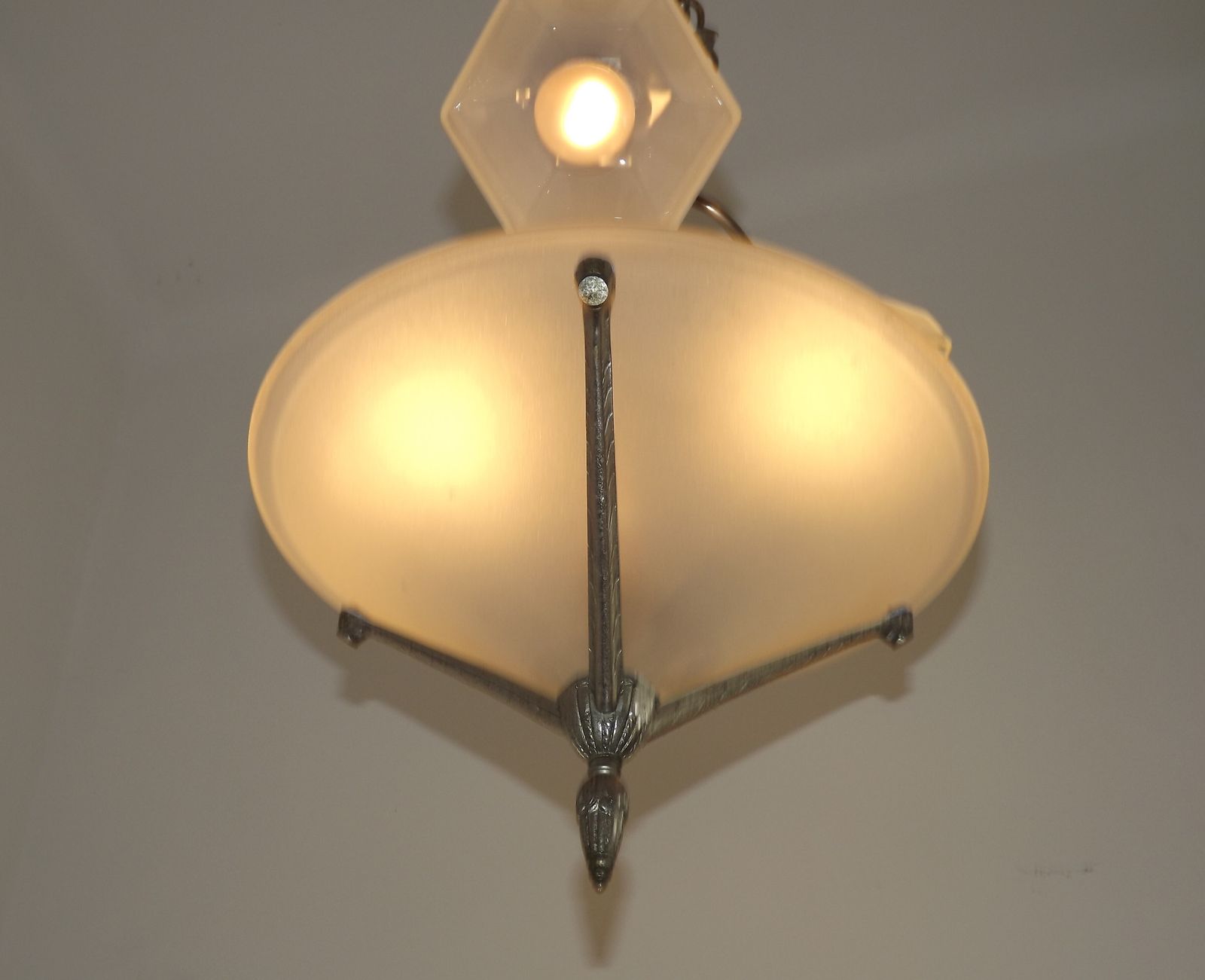 photo vinterior Franse art deco hanglamp met 3 lichtpunten – zilverkleurig metaal met grote kegelvormige kap en 3 zeshoekige glazen kappen