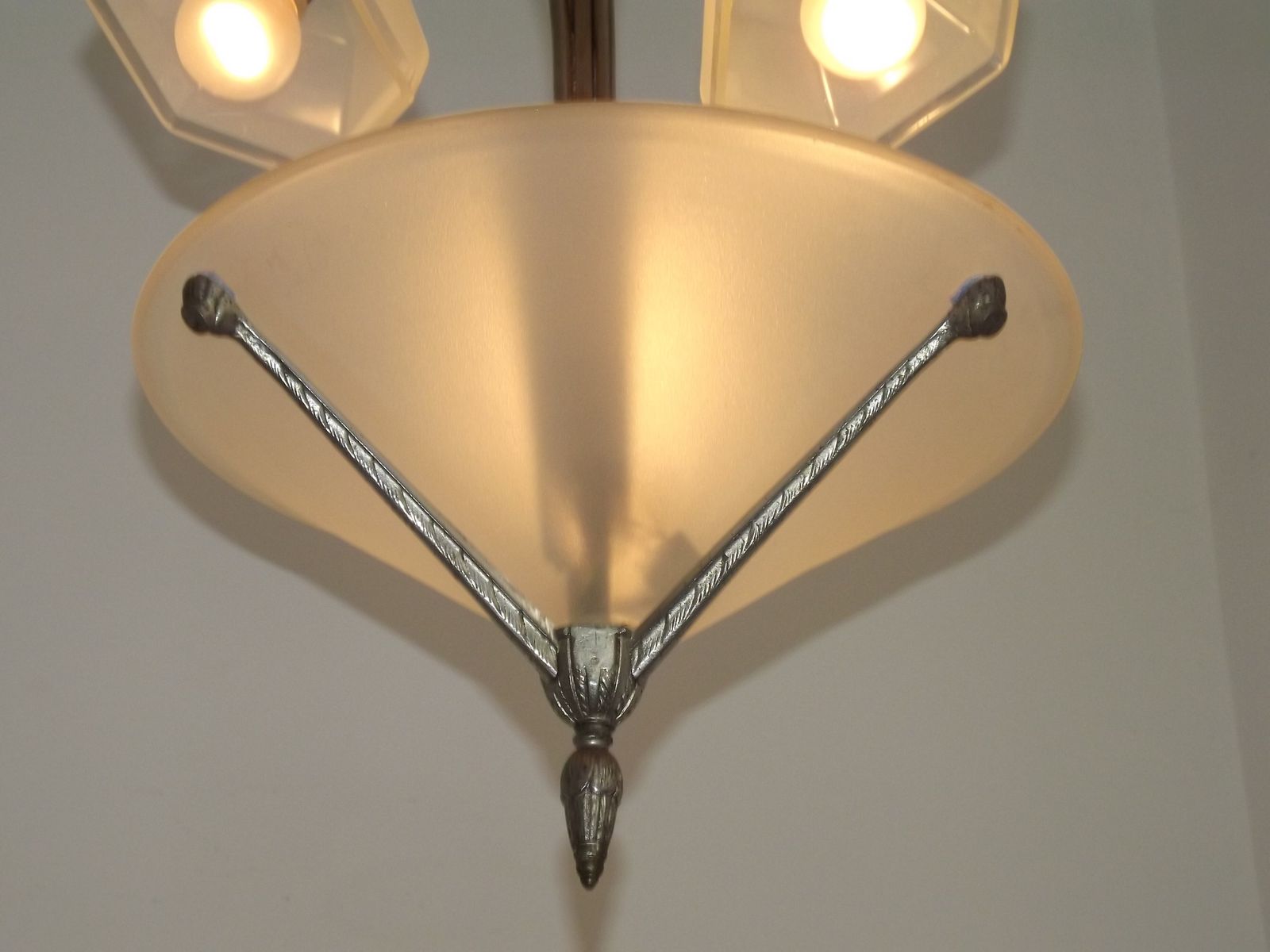 photo buy Franse art deco hanglamp met 3 lichtpunten – zilverkleurig metaal met grote kegelvormige kap en 3 zeshoekige glazen kappen