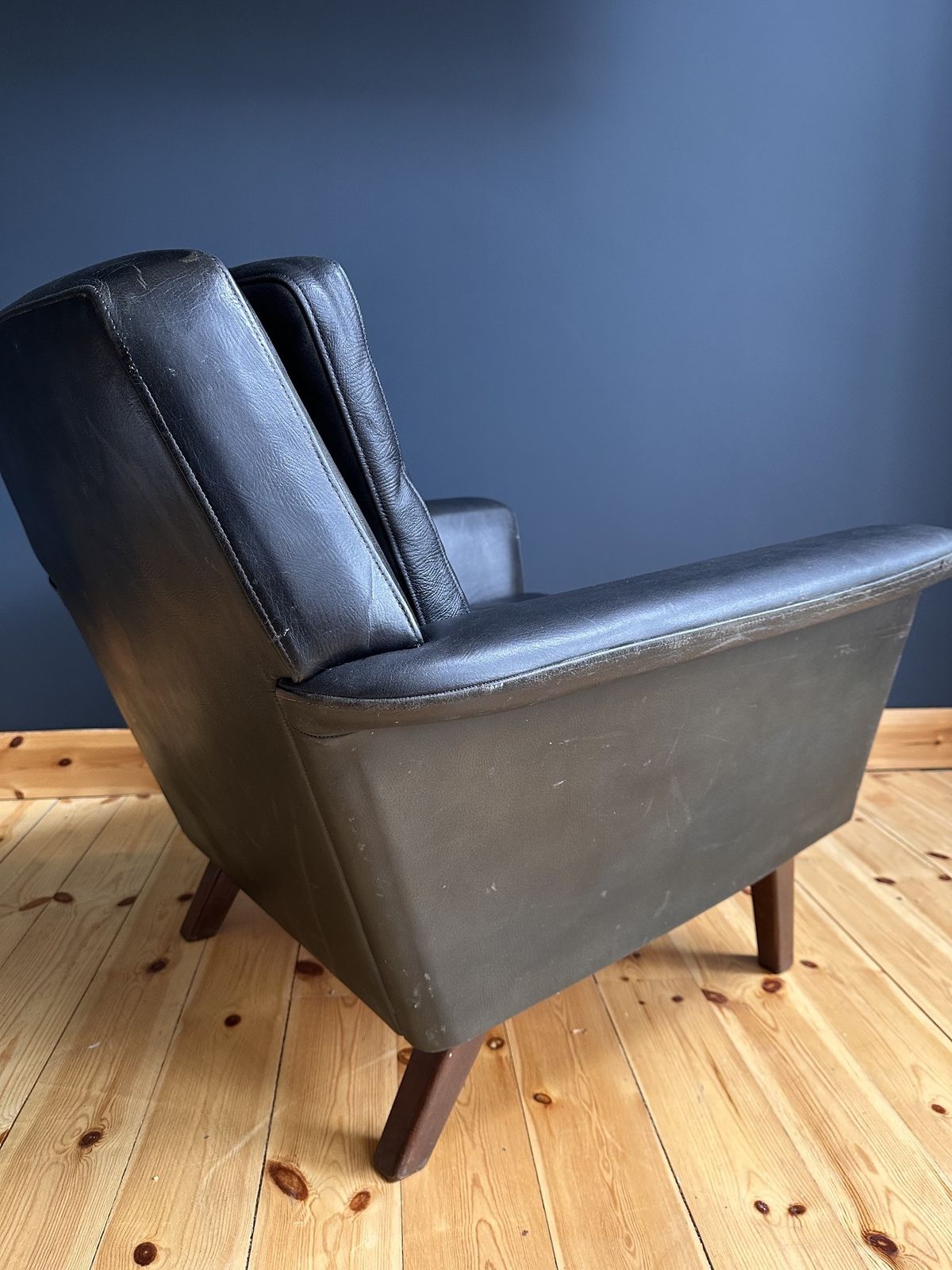 Mid Century Danish Lounge Armchair In Black Leather photo vinterior