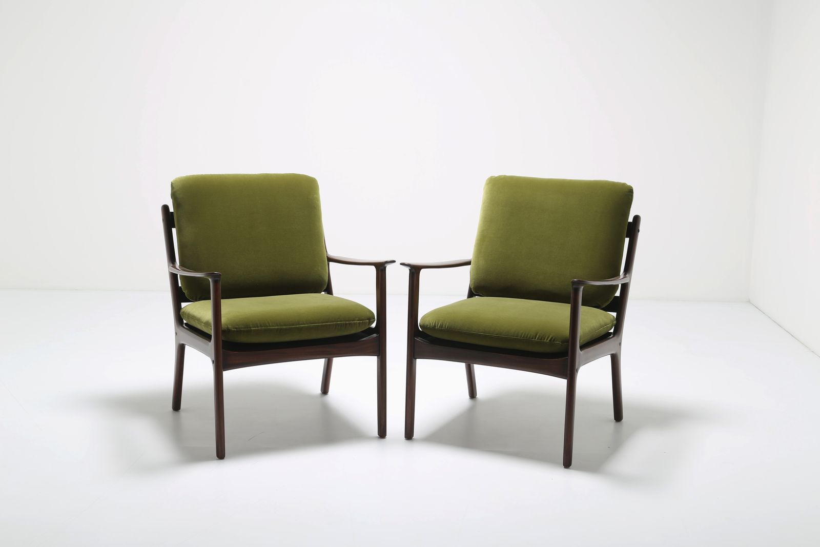Pair Of Ole Wanscher Pj112 Easy Chairs In Mahogany And Green Cotton Velvet For Poul Jeppesen, 1950s.