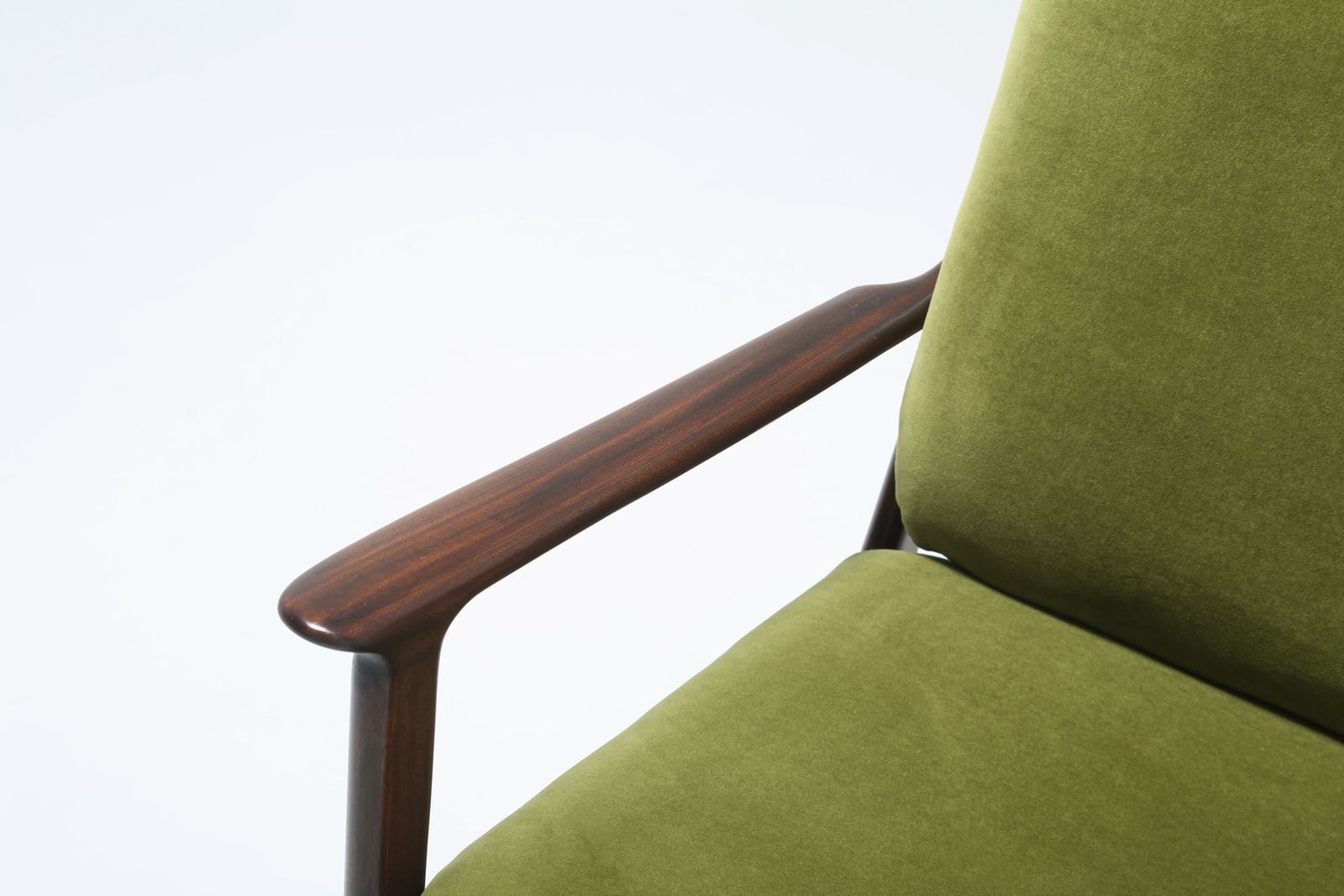 photo buy Paire de fauteuils Ole Wanscher PJ112 en acajou et velours de coton vert, pour Poul Jeppesen, années 1950.