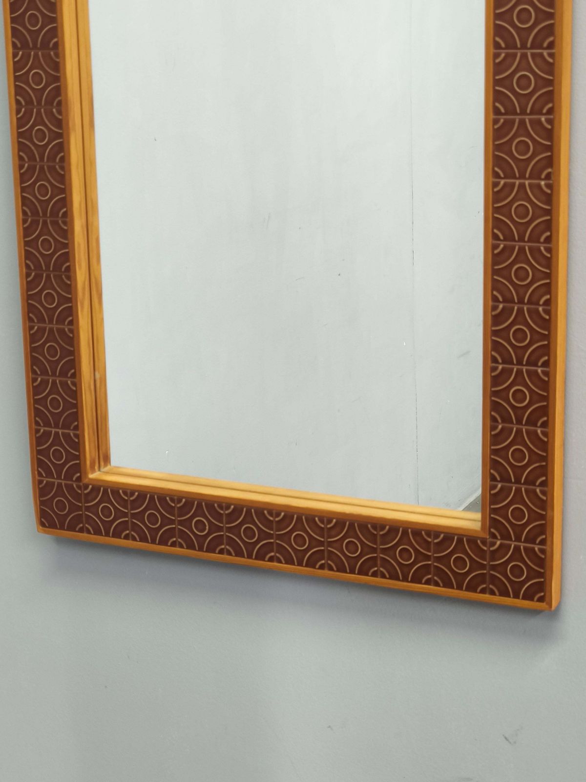 photo furniture Deense wandspiegel van grenenhout met keramische tegels, jaren 1960