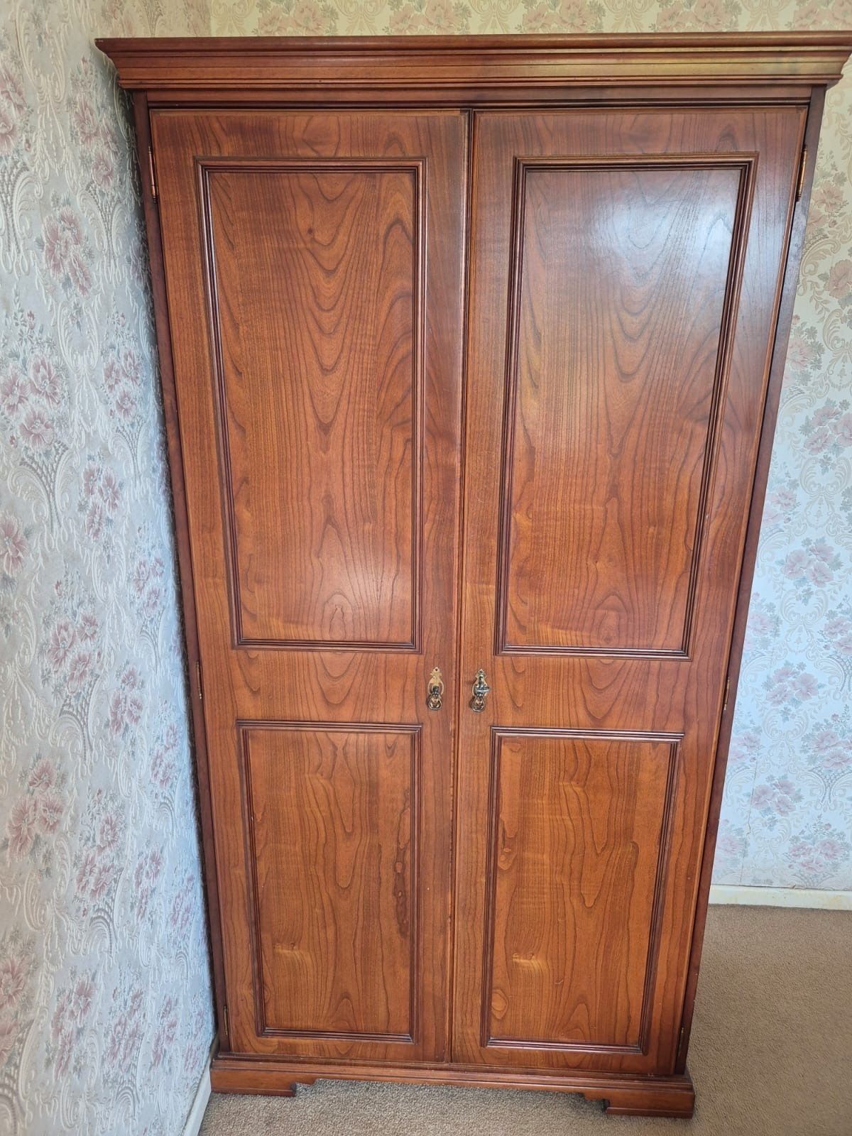Younger Cherry Wood Bedroom Furniture Set