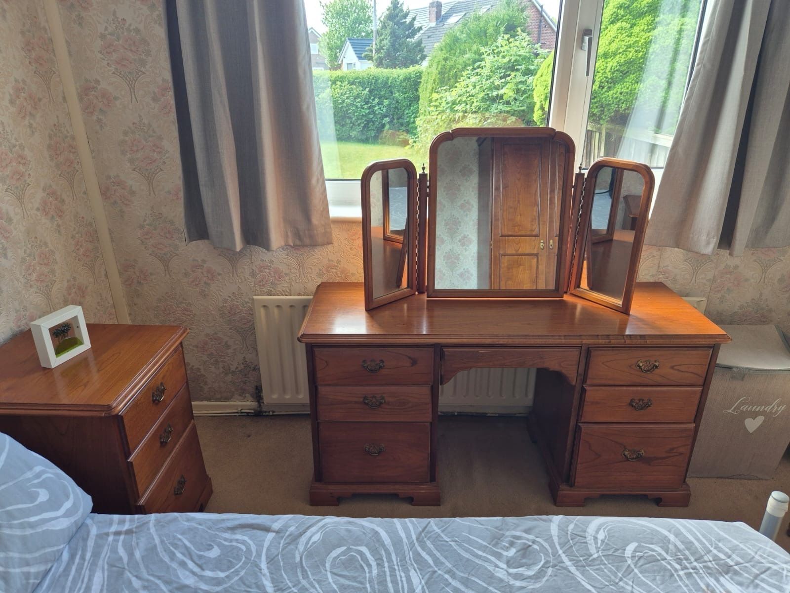 Younger Cherry Wood Bedroom Furniture Set photo 1325.0