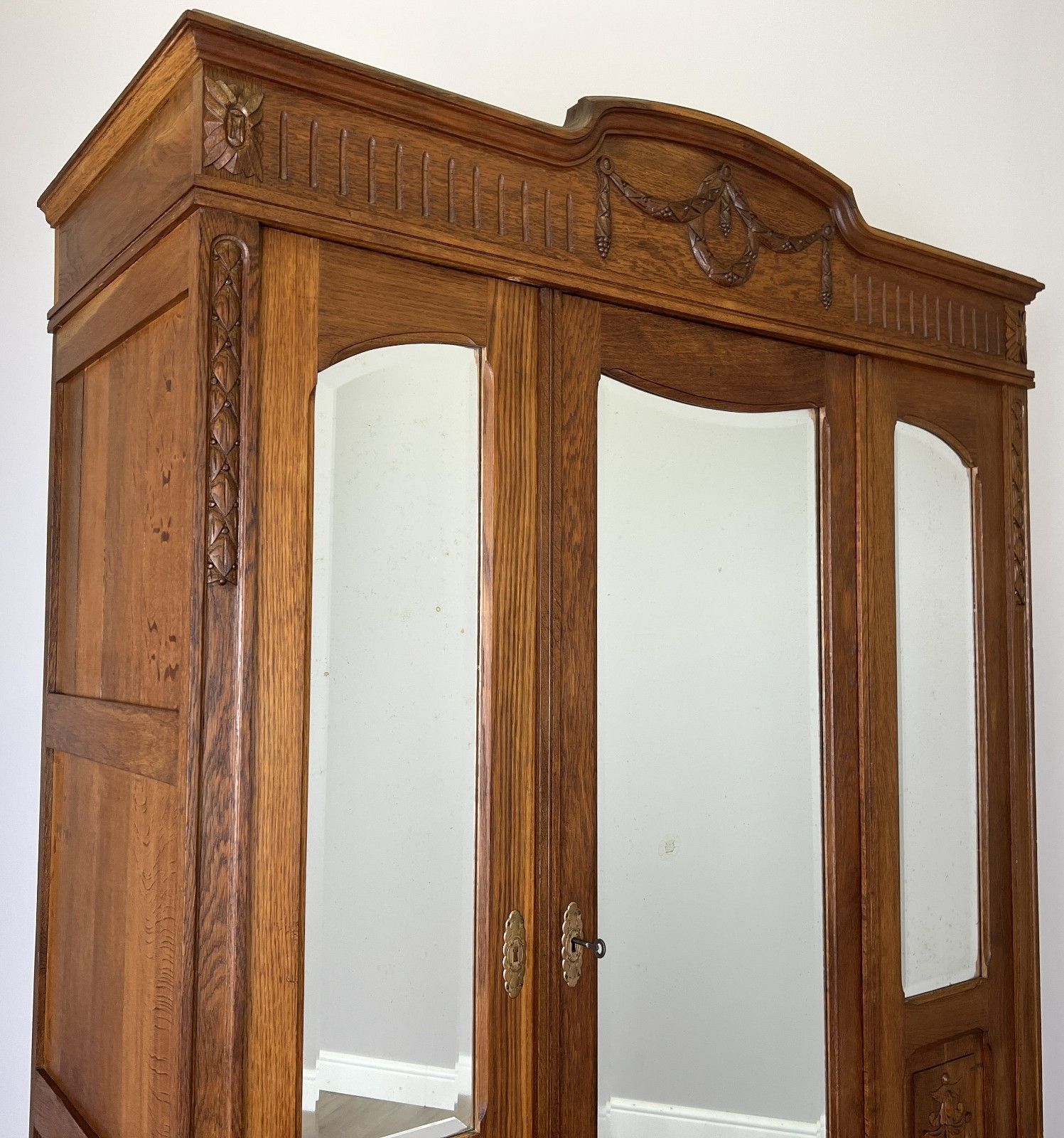 photo vintage Wardrobe Antique French Oak Two Door Mirrored Carved Armoire Cabinet Lot 6097